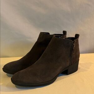 Kenneth Cole Dara dark gray suede leather zip up ankle booties size 6.5 casual